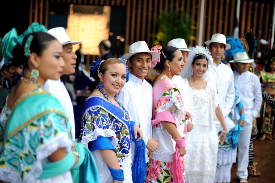 La parata con i costumi locali messicani (Ansa)